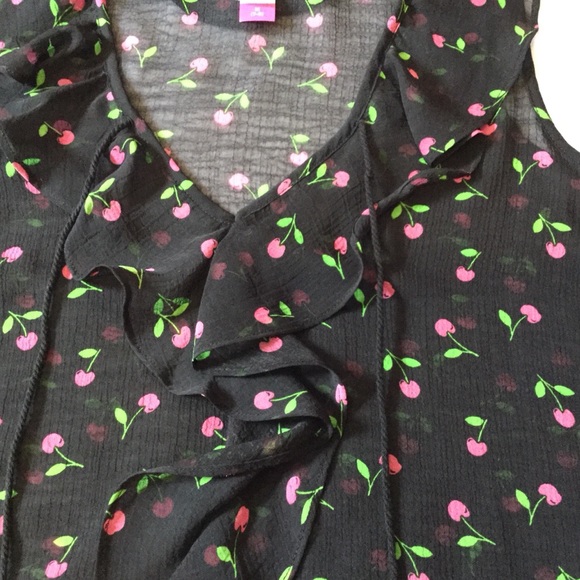 🍒New Black Cherry print Sleeveless sheer ruffle blouse w tassel accent SzM NWOT - Picture 3 of 7